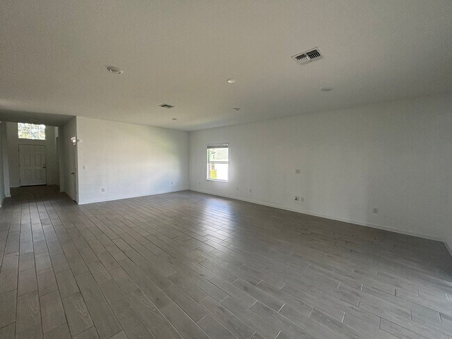 Building Photo - Great Location W/ A View!!!!