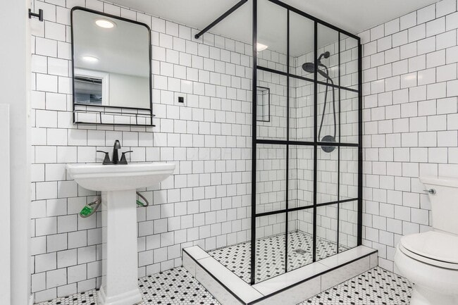 Building Photo - 51 E Schreyer Pl