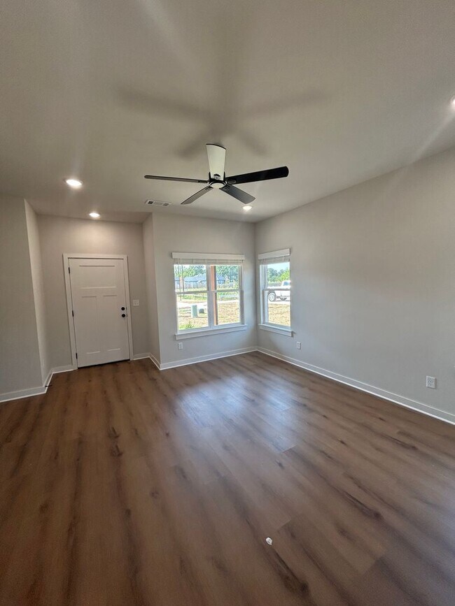 Building Photo - 621-623 Cosmos St