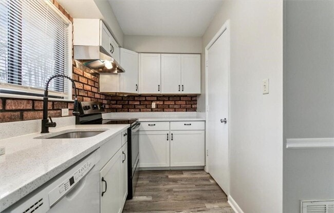 Building Photo - Remodeled Townhouse Ready for A New Tenant