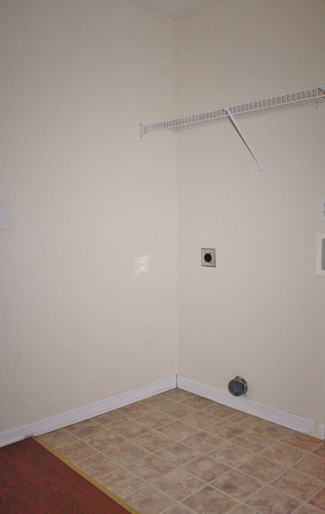 Building Photo - Gorgeous Phenix City Home Off Of HWY 165!