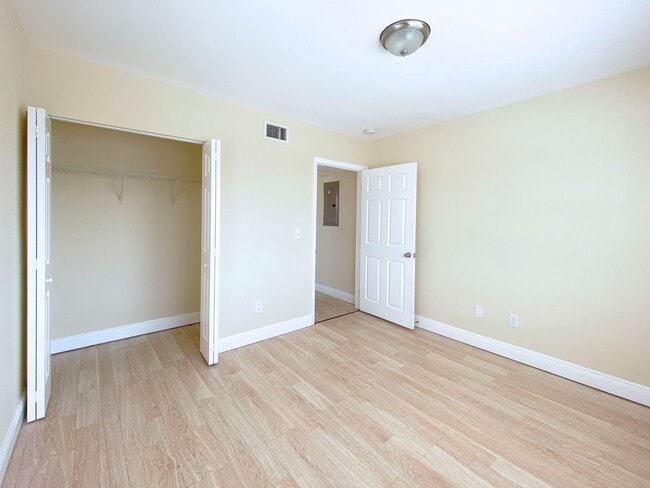 Building Photo - Spacious 2 Bedroom/ 1 Bath Available NOW!