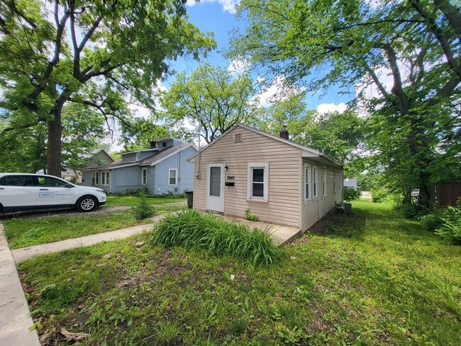 Building Photo - 1 Bedroom home with garage!