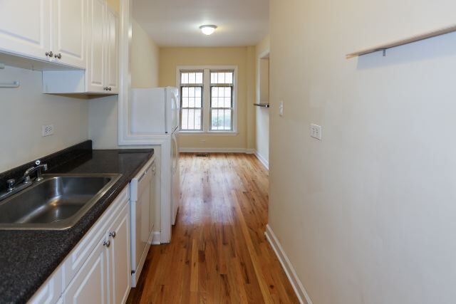 Building Photo - 714 W Barry Ave