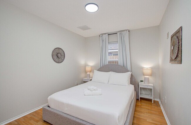 Building Photo - 7211 Crescent Mills Dr