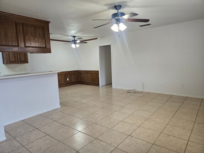 Building Photo - Affordable & Charming 2/1 Move in NOW!!!