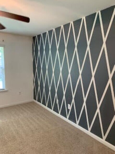 Building Photo - 519 E Marigold Dr