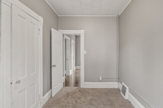 Building Photo - 3BR/1 Bath Lower Level Duplex in Northeast...