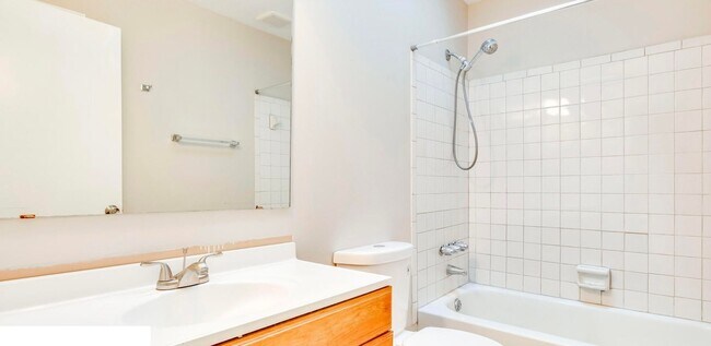Building Photo - Live in the Heart of It All – 2BR Duplex w...