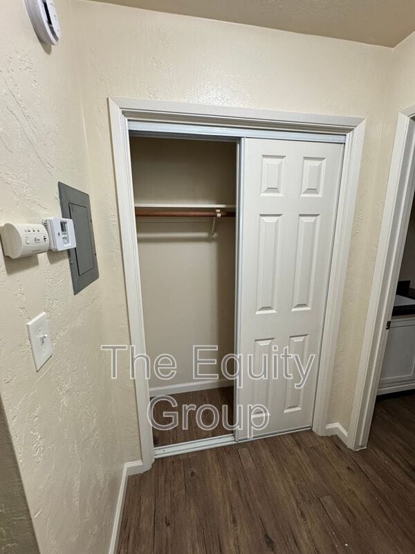 Building Photo - 547 W Tulare Ave