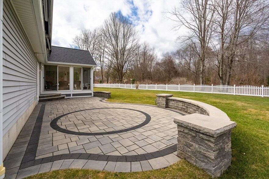 15 Holly Circle patio - 15 Holly Cir