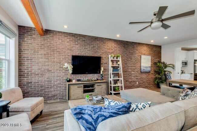 Building Photo - 816 N 3rd Ave