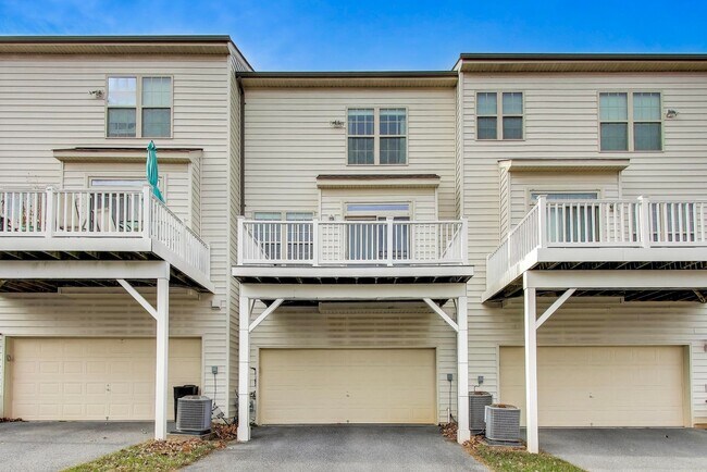 Building Photo - Beautiful Garage Townhouse in Poplar Run - Minutes to Glenmont METRO & I-200!