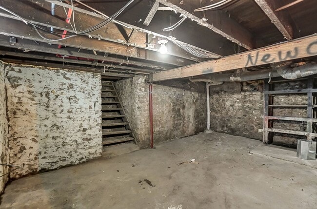 Building Photo - Three Bedroom Home in Hamilton!