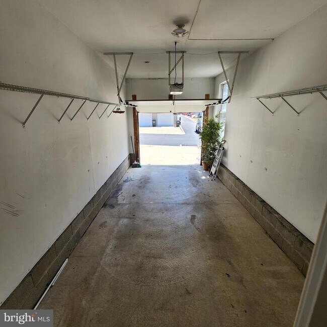 Building Photo - 1301 N 32nd St