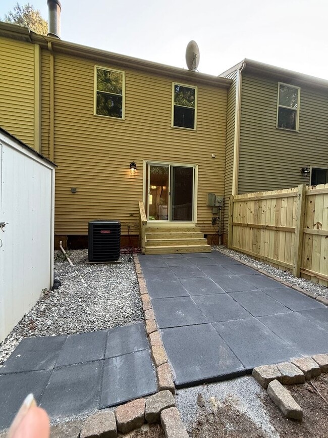 Building Photo - Beautiful Townhome in Prime Raleigh Location