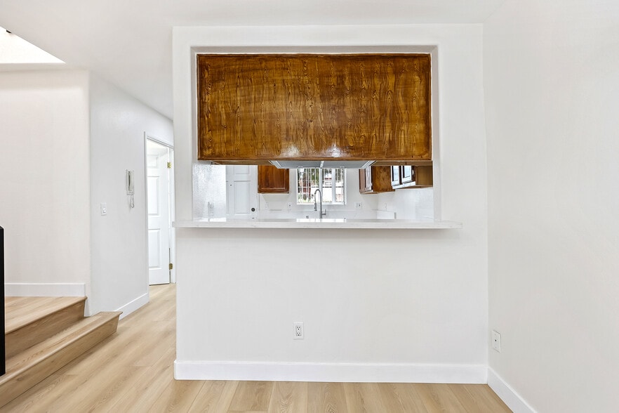 Building Photo - 10128 Hillhaven Ave