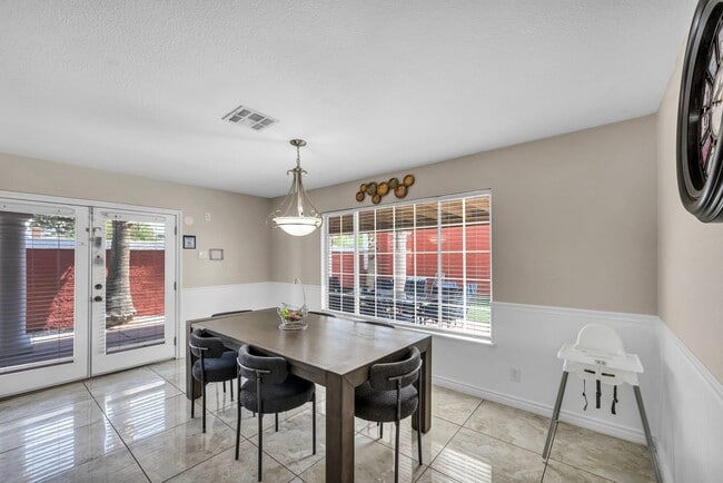 Building Photo - 3 Bed FULLY FURNISHED Pool Home