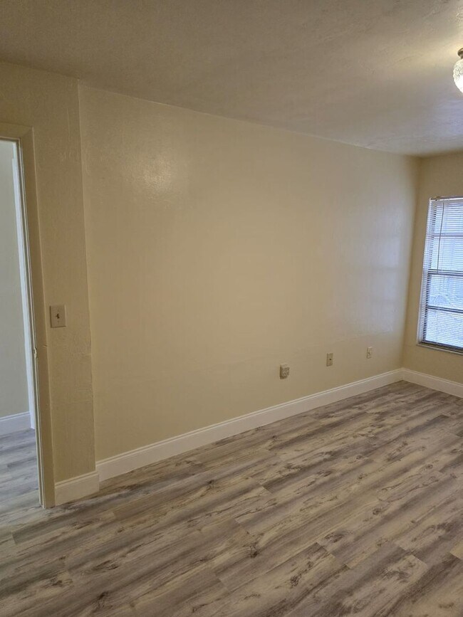 Building Photo - Beautiful 2 bedroom 1 bathroom Single Fami...