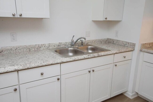 Building Photo - Two Bedroom Apartment