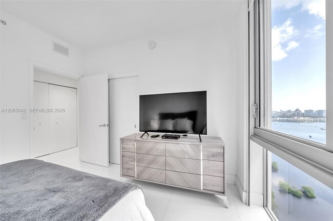 Building Photo - 16385 Biscayne Blvd