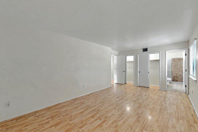 Building Photo - 939 Country Club Dr SE