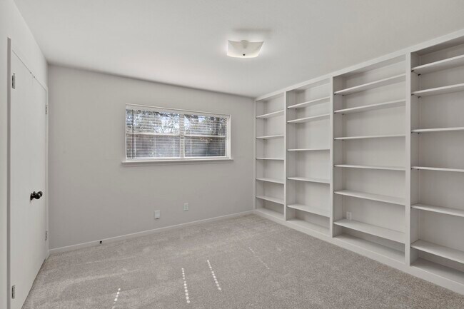 Building Photo - 365 Piney Point Rd