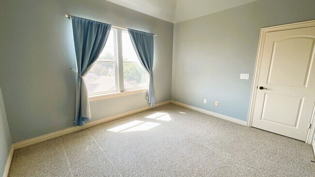 Building Photo - GORGEOUS Townhome in Inner Loop Gated Community **Ask about our NO CASH DEPOSIT option through OB...