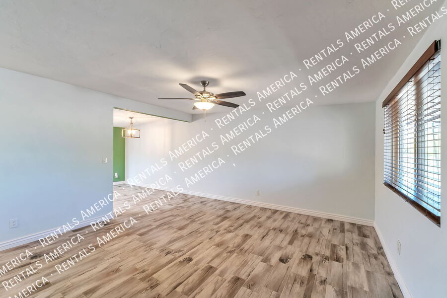 Building Photo - 330 E Mountain Vista Dr