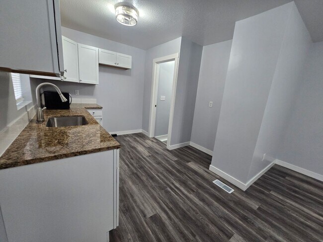 Building Photo - Beautifully Updated 2 bedroom 1 bathroom 7...