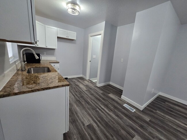 Building Photo - Beautifully Updated 2 bedroom 1 bathroom 776 sq ft home