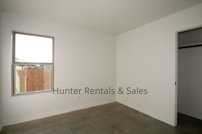 Building Photo - Exceptional 3 Bedroom Heights Duplex