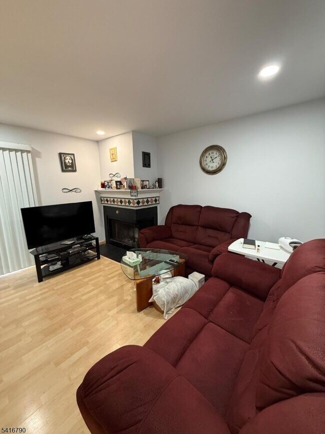 Building Photo - 195 Matlook Pl