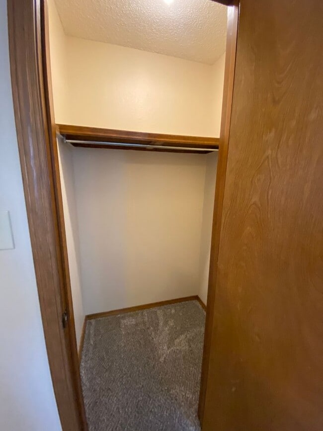 Building Photo - 2 bedroom 1.5 bath Townhome in a great location!