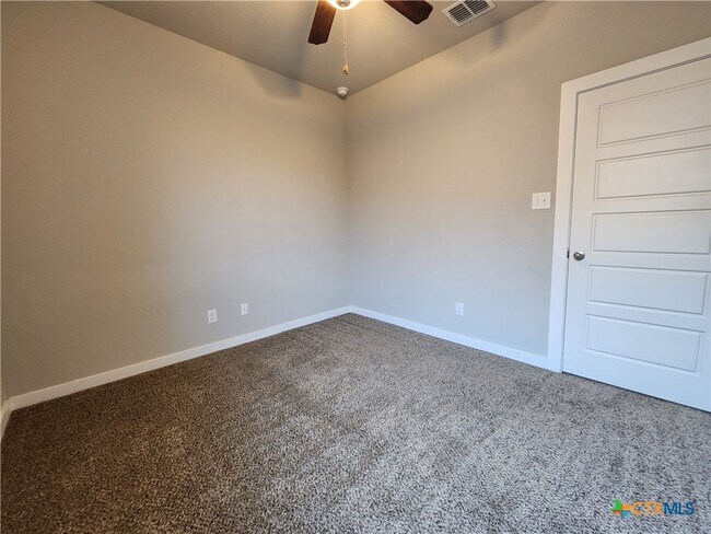 Building Photo - 546 Creekside Frst