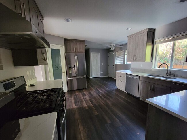 Building Photo - Spacious and Beautiful 4 bedroom in conven...