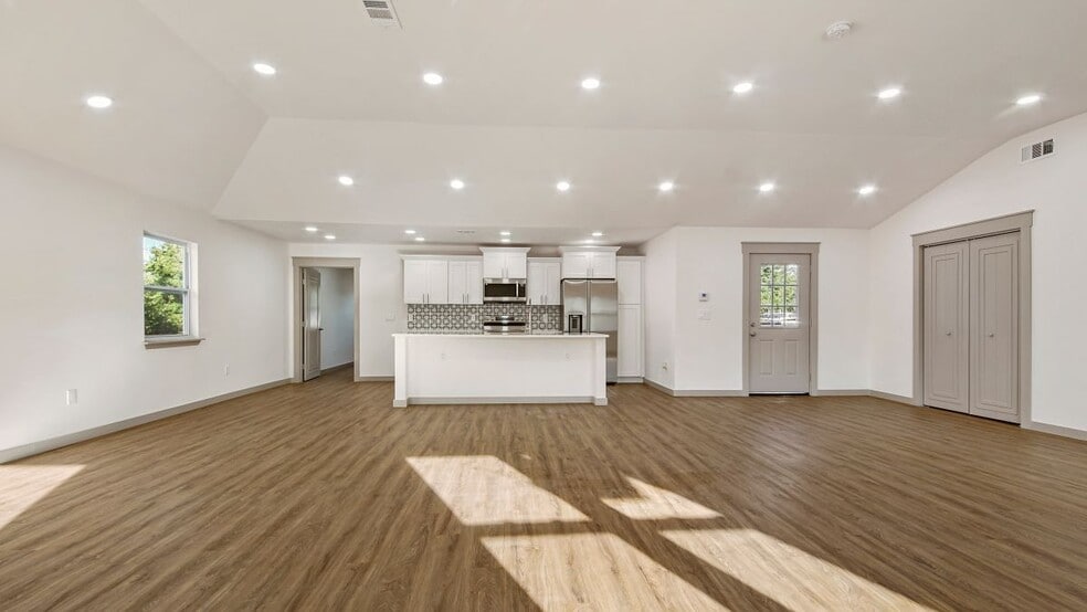 Building Photo - 112 N Gayle Ave