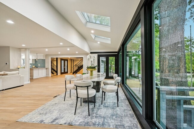 Building Photo - 10 Oakridge Ave