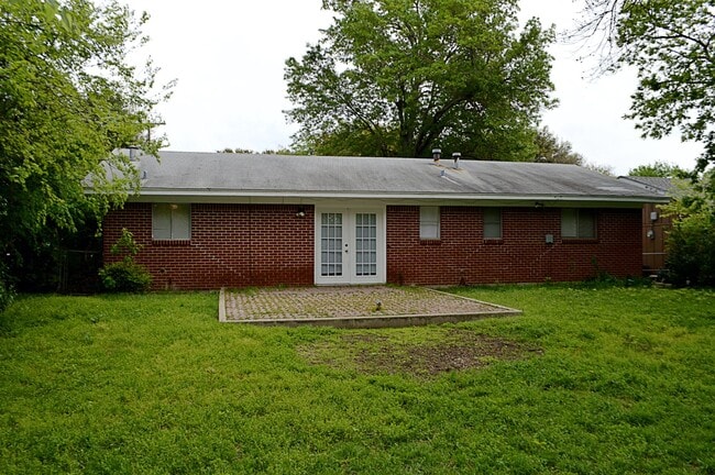 Building Photo - Charming Western Hills Home with Spacious ...