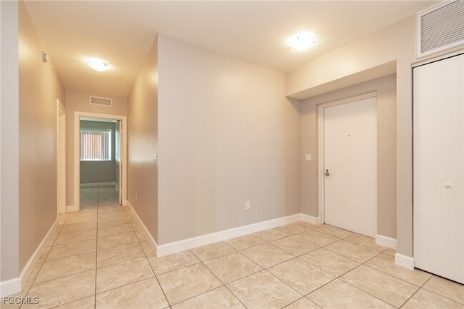 Building Photo - 3000 Oasis Grand Blvd