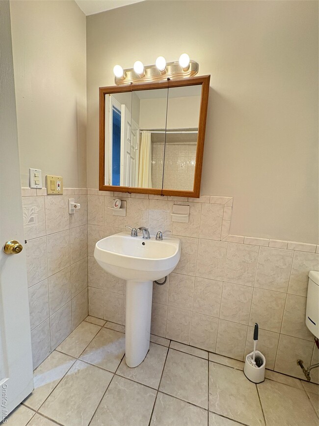 Building Photo - 42 Burlison Ave