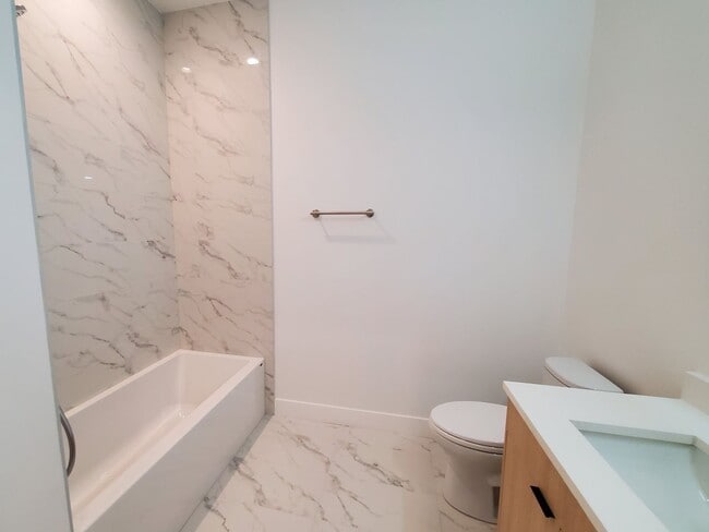 Building Photo - 3322 N Halsted St