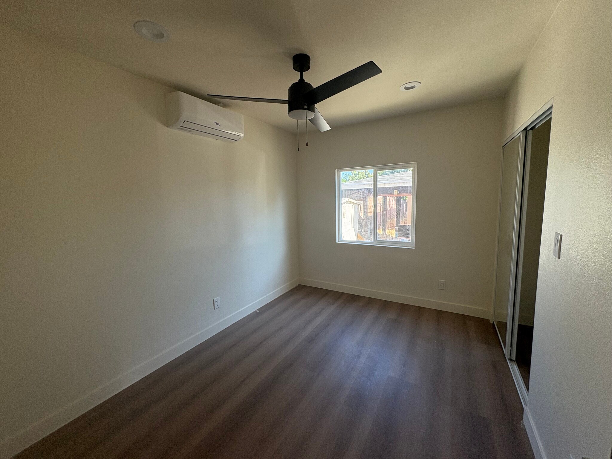 Building Photo - 124 E Cypress Ave