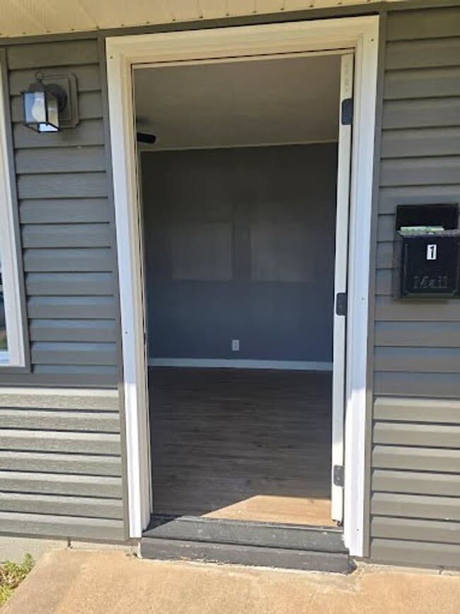 Building Photo - Newly Renovated 1 bed 1 bath