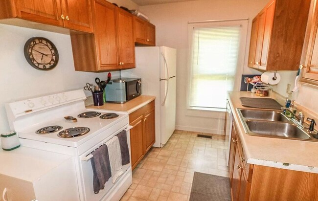 Building Photo - Prime Location 4 Bed Duplex