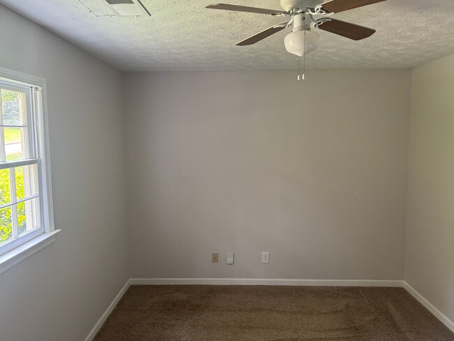 Building Photo - Room in House on Willowbrook Dr