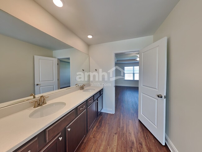 Building Photo - 5228 Valor Dr