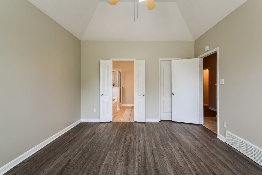 Building Photo - 10093 Woodland Hills Dr