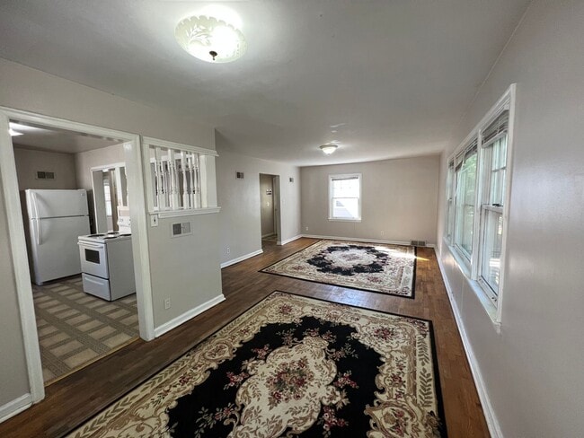 Building Photo - Steps from Kansas State University! Spacio...