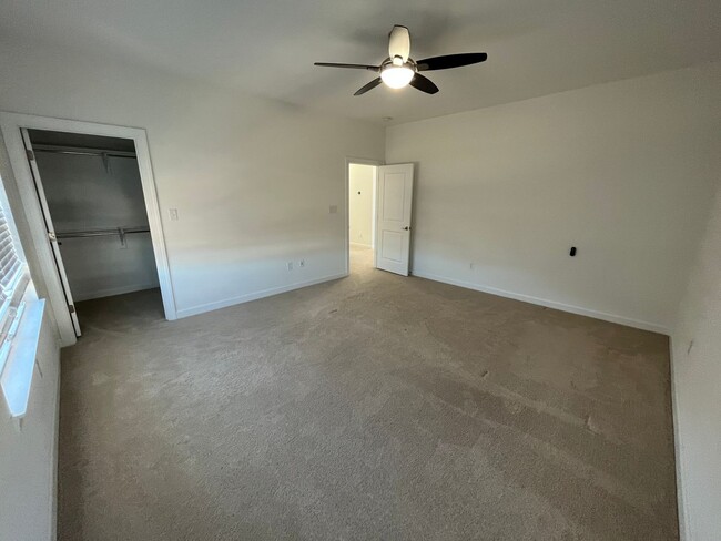 Building Photo - 4 Bedroom, 3.5 Bath Condo in Coveted Spenc...